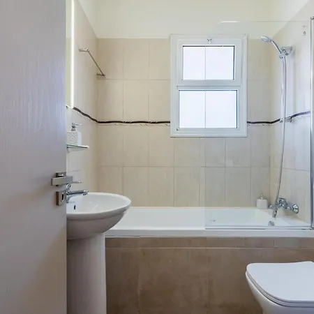 Yellow Canvas - 2-br & Balcony In * 라르나카