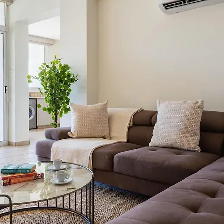 Yellow Canvas - 2-br & Balcony In Larnaca