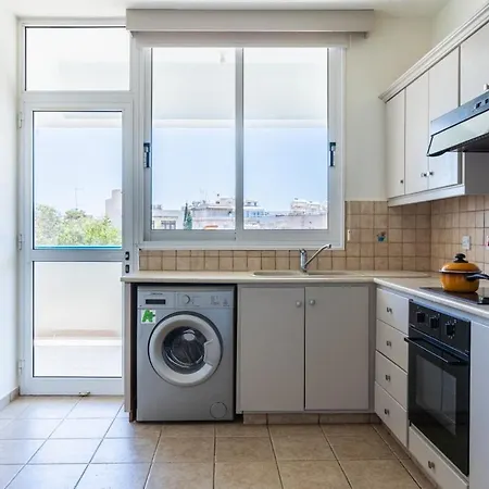 아파트 Yellow Canvas - 2-br & Balcony In 라르나카