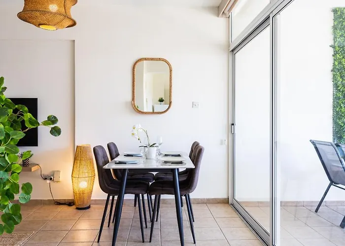 Yellow Canvas - 2-br & Balcony In Apartment *