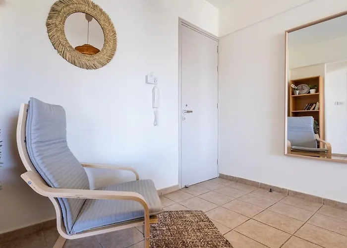 Yellow Canvas - 2-br & Balcony In Apartment Larnaca