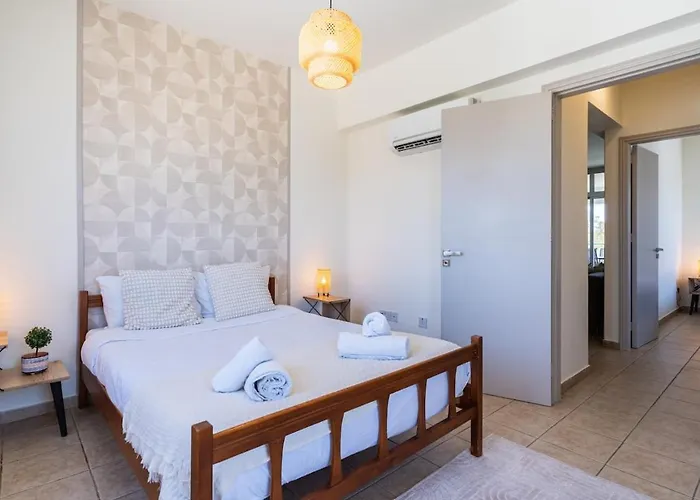 Yellow Canvas - 2-br & Balcony In Apartment Larnaca