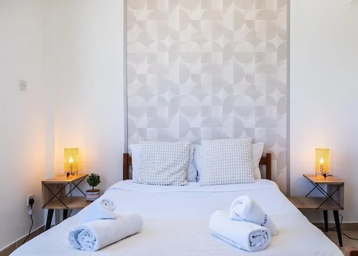 Apartment Yellow Canvas - 2-br & Balcony In *