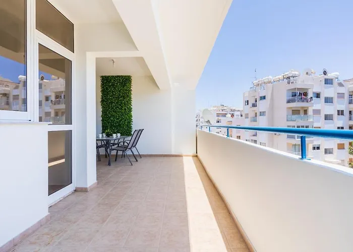 Yellow Canvas - 2-br & Balcony In Apartment