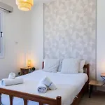 Yellow Canvas - 2-br & Balcony In דירה *