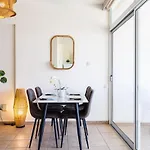 Yellow Canvas - 2-br & Balcony In דירה *