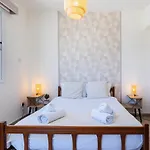 Yellow Canvas - 2-br & Balcony In דירה *