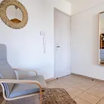 Yellow Canvas - 2-br & Balcony In דירה לרנקה