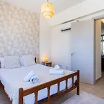 Yellow Canvas - 2-br & Balcony In דירה לרנקה