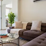 Yellow Canvas - 2-br & Balcony In לרנקה