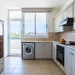 Yellow Canvas - 2-br & Balcony In דירה *