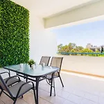 דירה Yellow Canvas - 2-br & Balcony In לרנקה