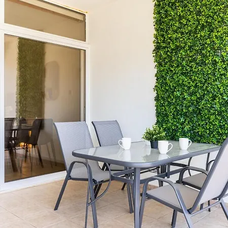 Yellow Canvas - 2-br & Balcony In דירה