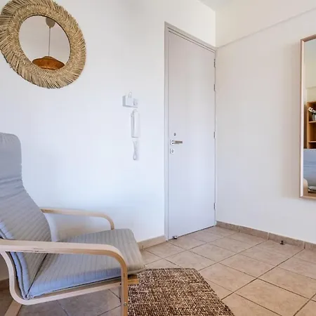 Yellow Canvas - 2-br & Balcony In דירה לרנקה