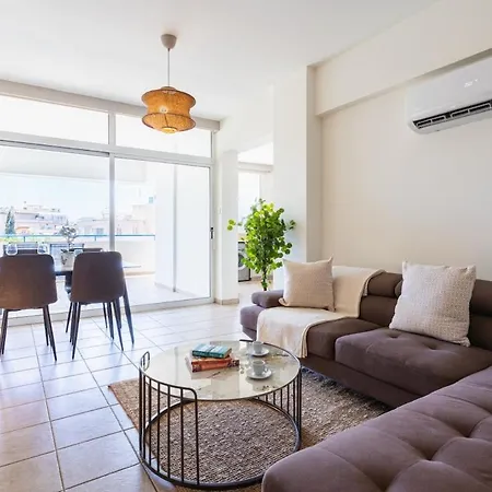 Yellow Canvas - 2-br & Balcony In דירה