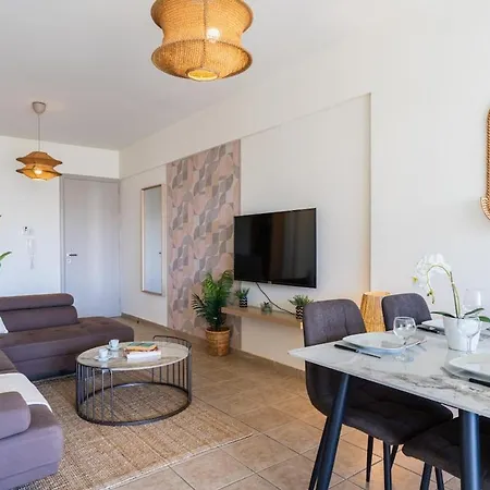 Yellow Canvas - 2-br & Balcony In דירה לרנקה