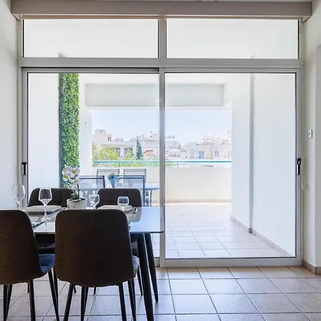 Yellow Canvas - 2-br & Balcony In דירה *