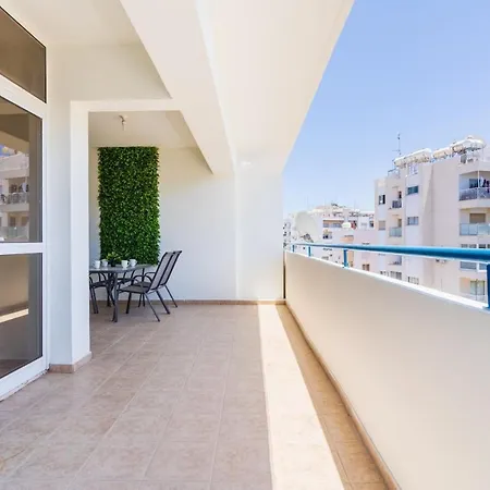 Yellow Canvas - 2-br & Balcony In דירה