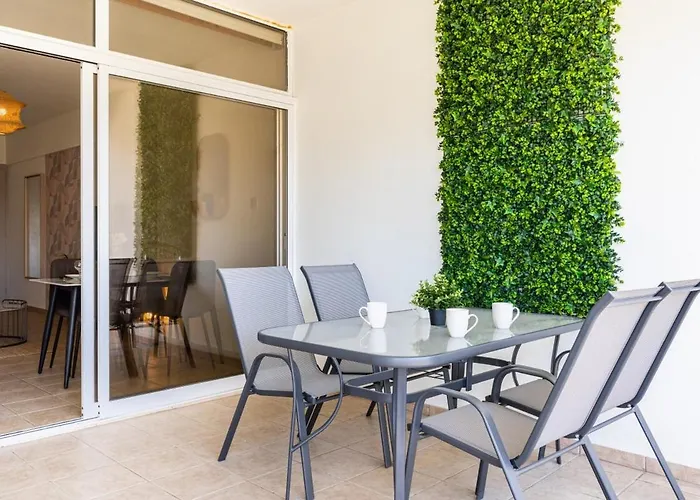 Yellow Canvas - 2-br & Balcony In Апартаменты