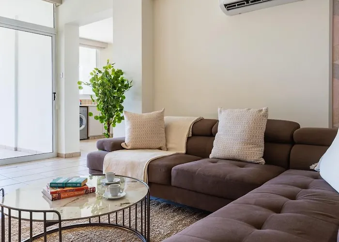 Yellow Canvas - 2-br & Balcony In Ларнака