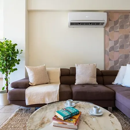 Yellow Canvas - 2-br & Balcony In