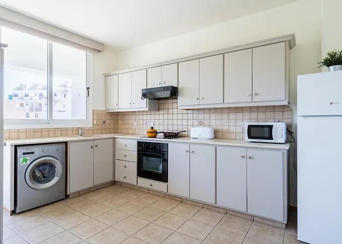 Yellow Canvas - 2-br & Balcony In