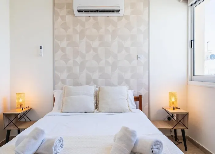 Yellow Canvas - 2-br & Balcony In