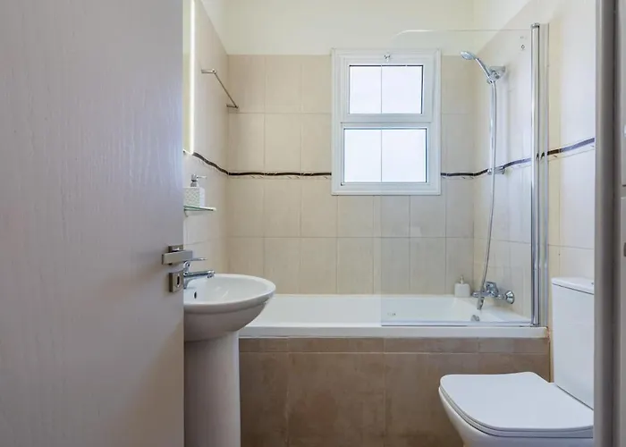 Yellow Canvas - 2-br & Balcony In * Larnaca