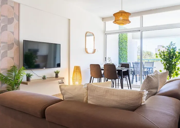 Yellow Canvas - 2-br & Balcony In *