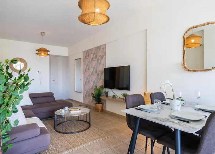 Yellow Canvas - 2-br & Balcony In Apartament Larnaca