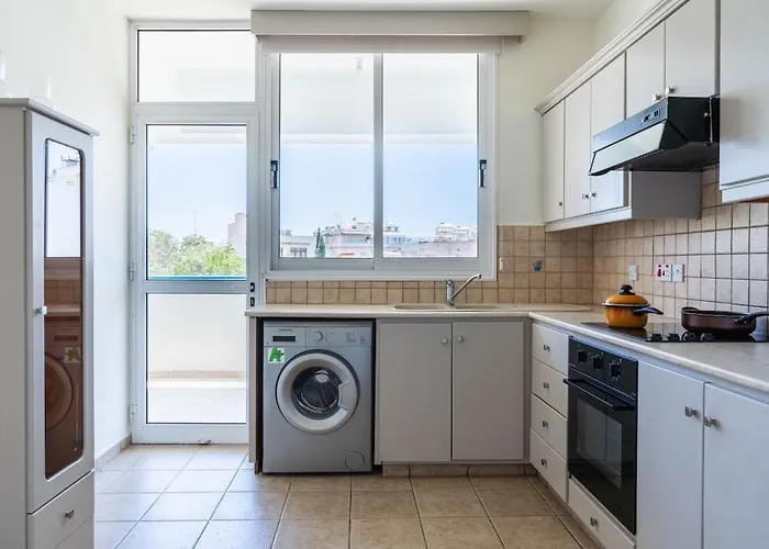 Apartament Yellow Canvas - 2-br & Balcony In Larnaca