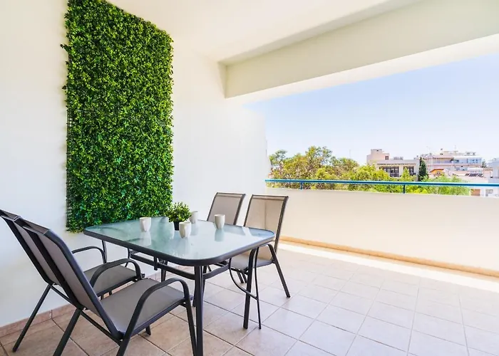 Apartament Yellow Canvas - 2-br & Balcony In Larnaca